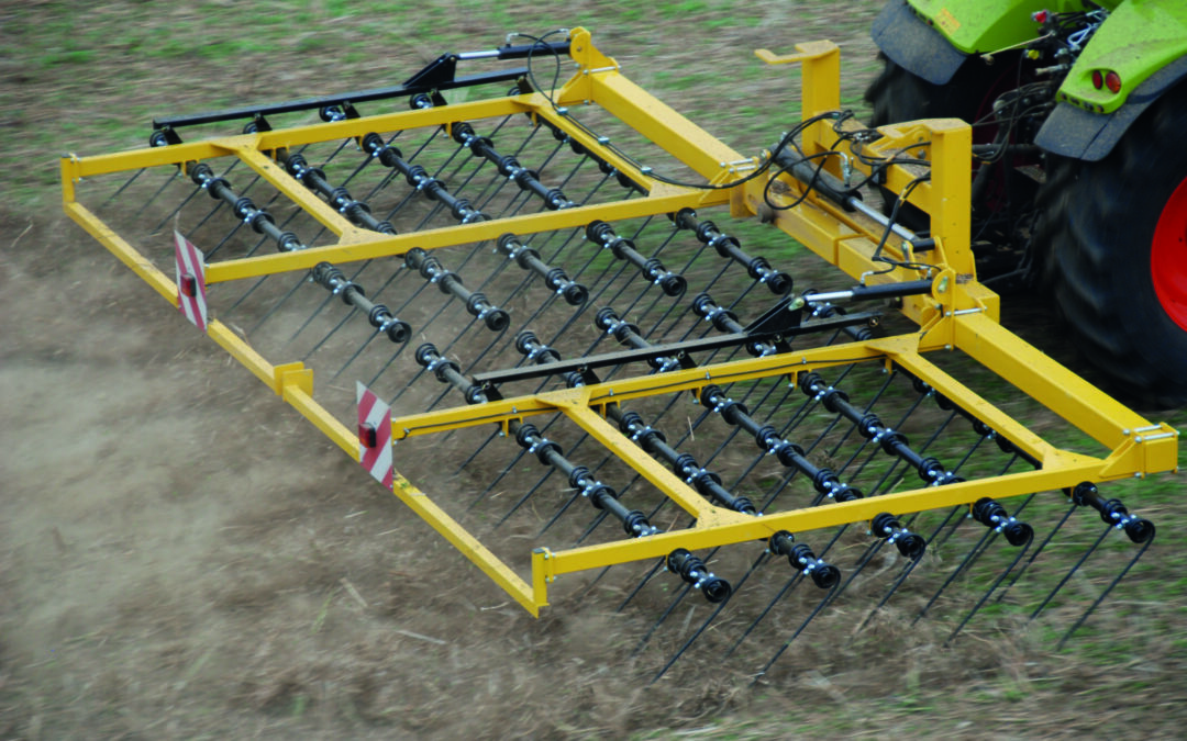 Защо Claydon Straw Harrow 7,5 m e най-интелигентното решение за управление на растителните остатъци и подготовка на почвата